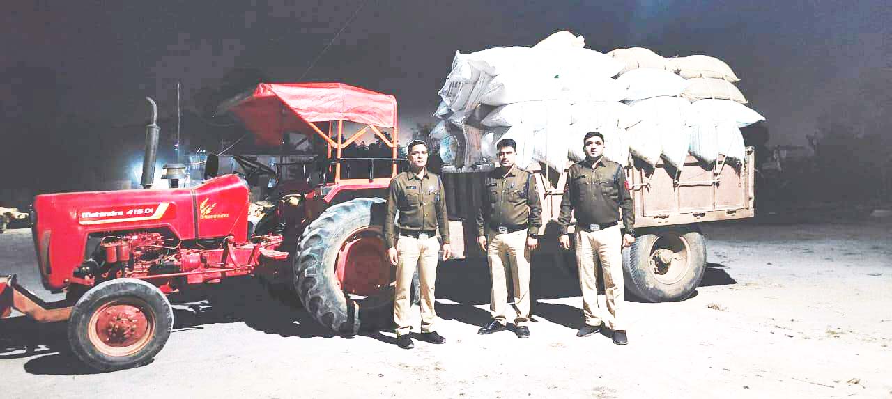 पुलिस को देख धान लोड ट्रैक्टर छोड़ भागा ड्राइवर पुलिस को देख धान लोड ट्रैक्टर छोड़ भागा ड्राइवर