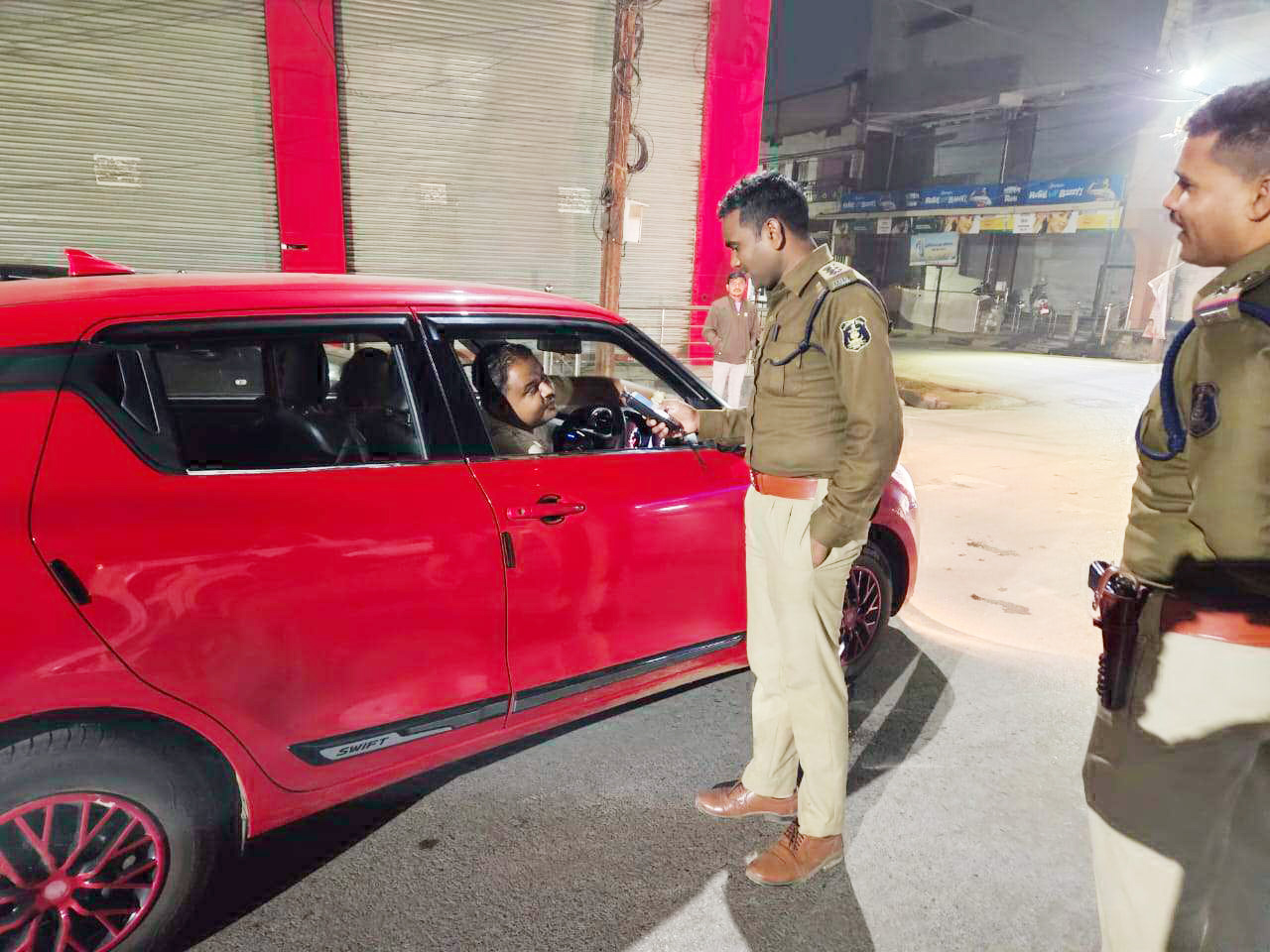 यातायात नियमों को तोड़ा, चालकों पर कार्रवाई