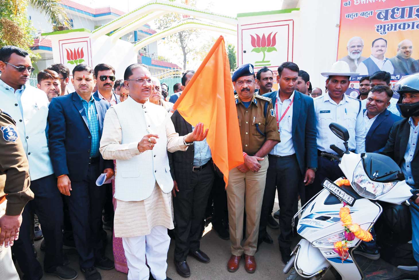 सीएम ने हेलमेट जागरूकता रैली व अंजोर रथ को बगिया निवास से किया रवाना