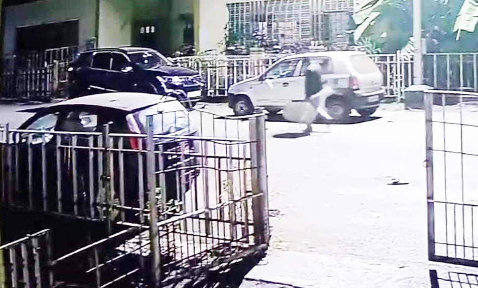 सुरक्षा गार्ड के बावजूद चोरी, सीसीटीवी में कैद 