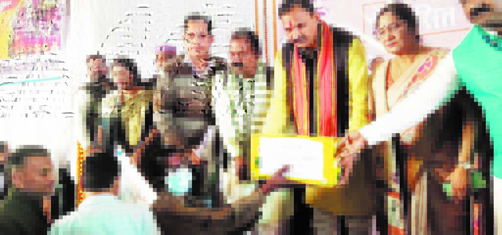 मरीजों को गोद लेकर स्वास्थ्य मंत्री ने किया पोषण आहार प्रदाय