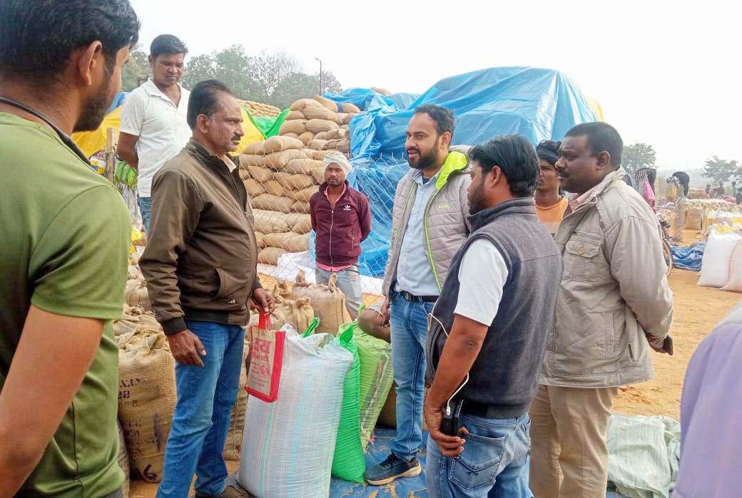 खाद्य अफसर ने धान खरीदी केंद्र का किया निरीक्षण