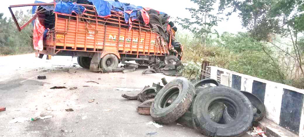 दो ट्रकों में टक्कर, एक की मौत, 3 घायल