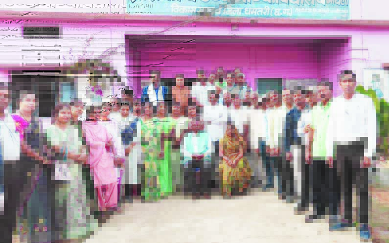 प्रधान पाठक को दी विदाई