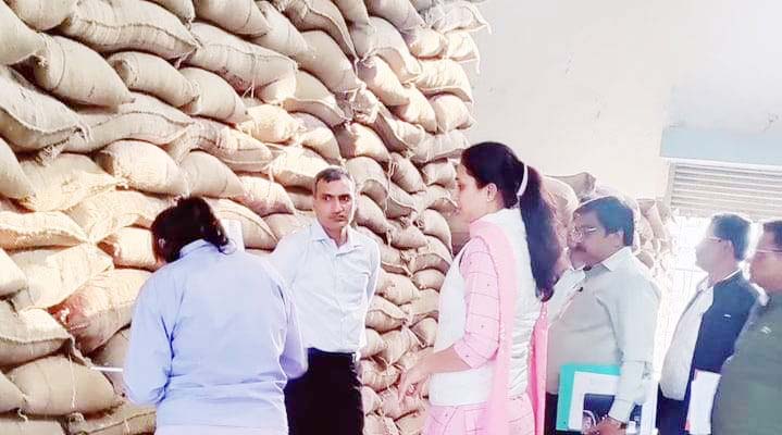 चावल की गुणवत्ता जांचते  समय मानक का करें पालन