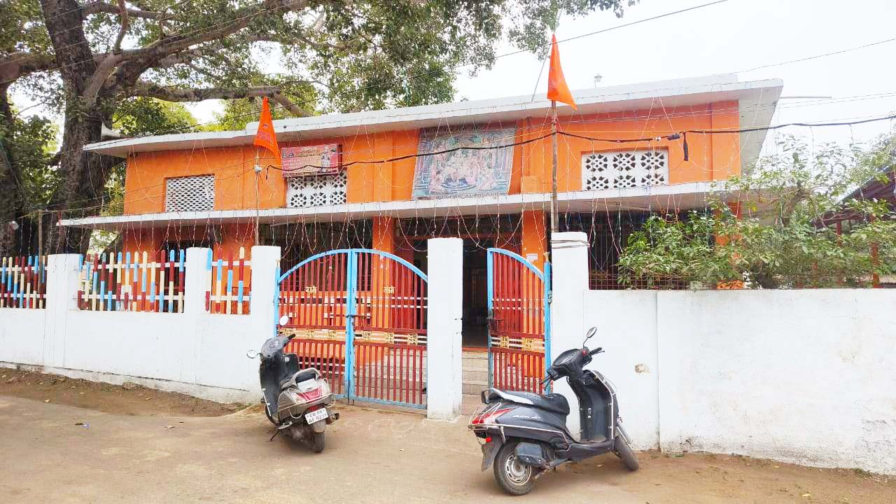 नांदगांव के 50 साल पुरानी राम मंदिर में हर दिन जल रहे दो सौ दीये नांदगांव के 50 साल पुरानी राम मंदिर में हर दिन जल रहे दो सौ दीये