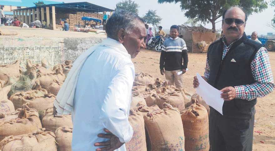 धान खरीदी केंद्र में दबिश, 36 क्विंटल अवैध धान जब्त