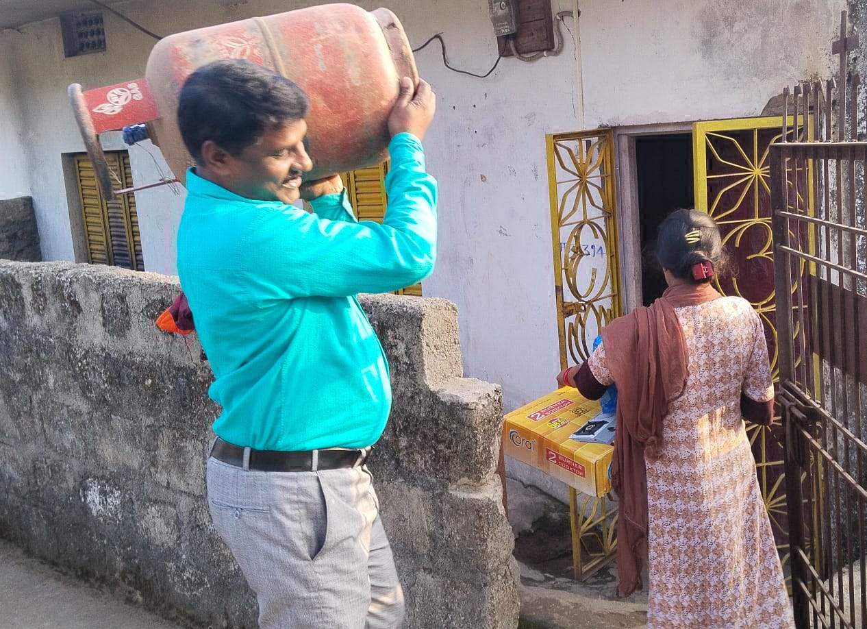 पार्षद की मदद से मिला गैस सिंलेंडर