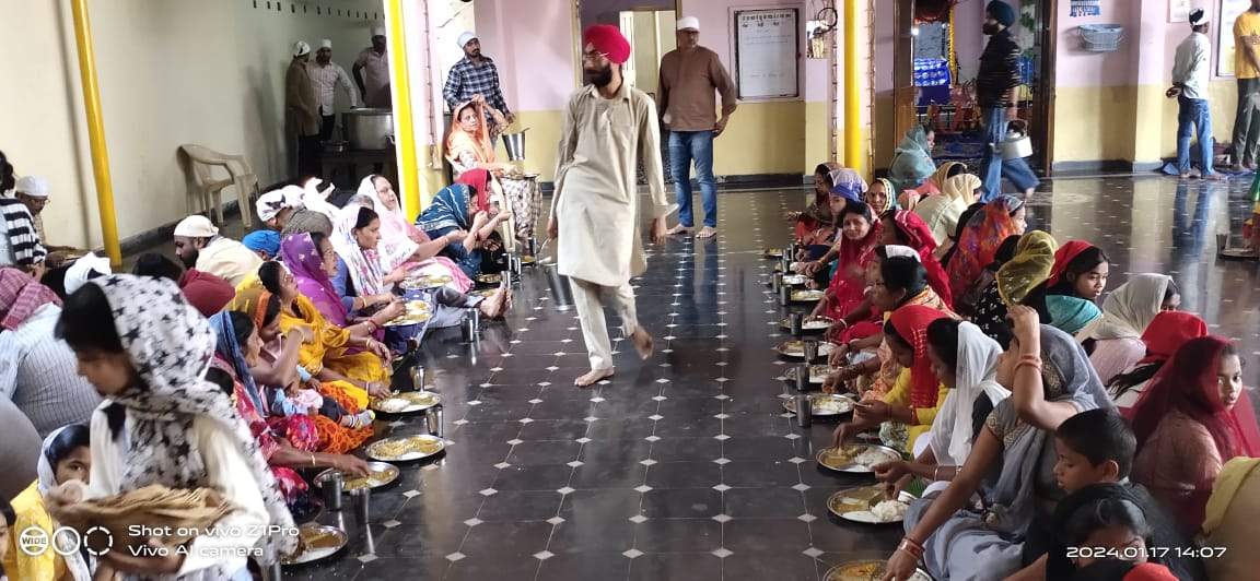 गुरु गोबिंद सिंह जयंती पर लंगर गुरु गोबिंद सिंह जयंती पर लंगर