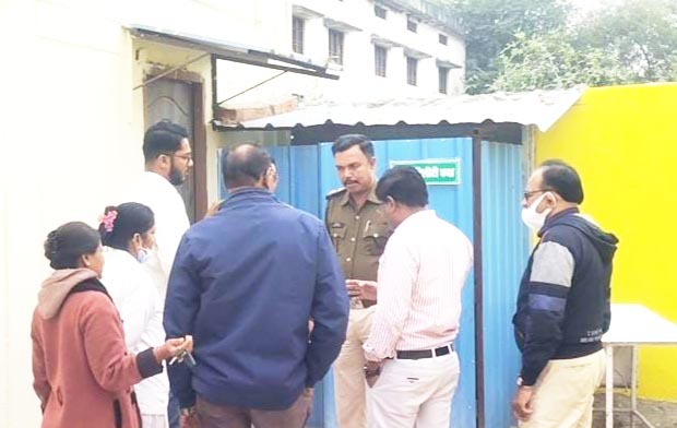 अस्पताल के बाहर मिली मृत नवजात की दो हिस्सों में बंटी लाश    