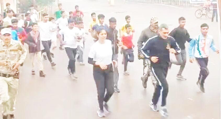 बारिश के बीच यातायात जागरूकता दौड़