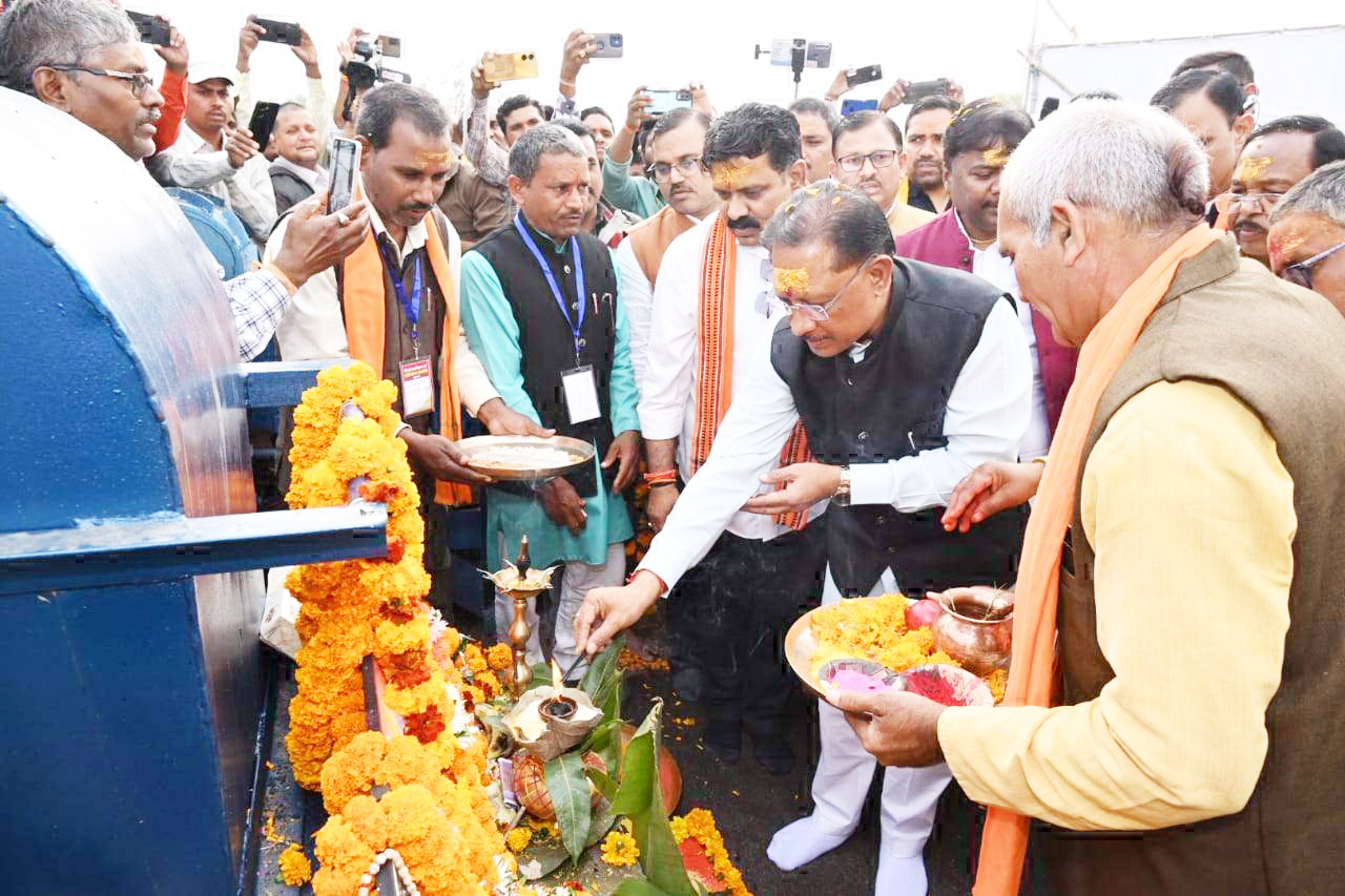 सीएम ने कुसुमघटा में नवनिर्मित गुड़ उद्योग का किया शुभारंभ