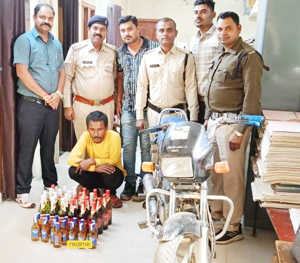 वाहन समेत अवैध शराब जब्त वाहन समेत अवैध शराब जब्त