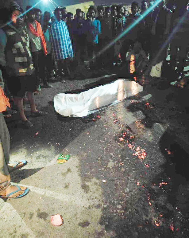 ट्रेलर की चपेट में युवक की मौत ट्रेलर की चपेट में युवक की मौत