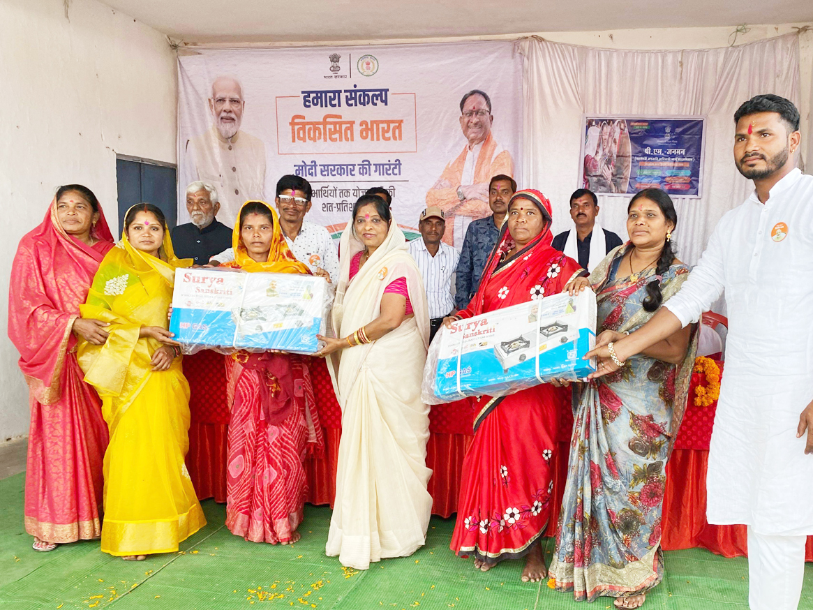 मोदी की गारंटी वाली गाड़ी पहुंची  महानदी किनारे ग्राम सिरसिदा