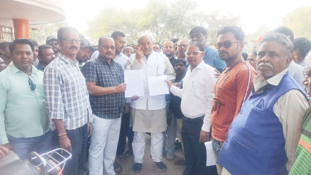 रहवासियों ने व्यवस्थापन के लिए सौंपा ज्ञापन रहवासियों ने व्यवस्थापन के लिए सौंपा ज्ञापन