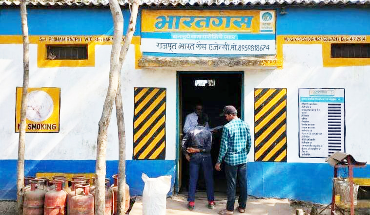 कैश एण्ड केरी में अधिक दर पर दिया जा रहा था सिलेंडर, जब्त