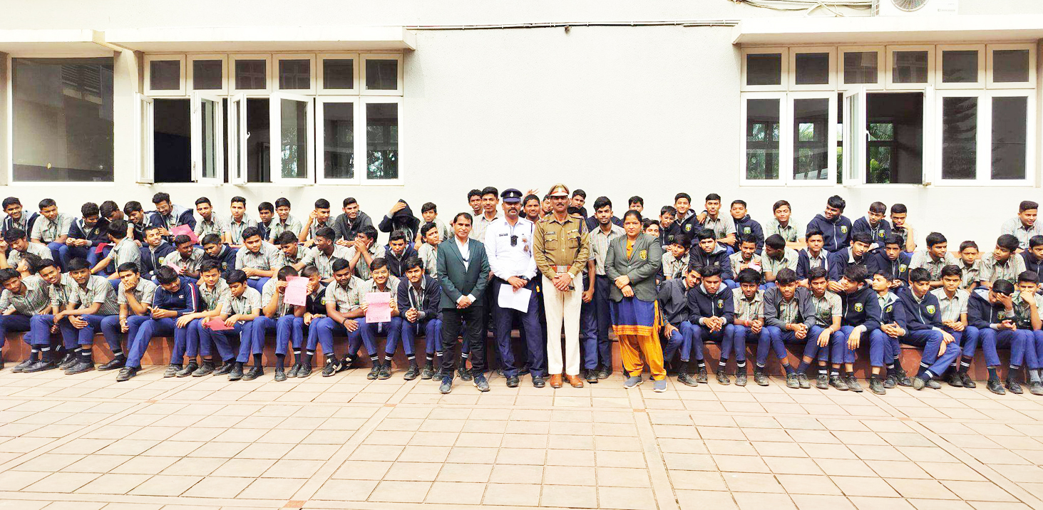 स्कूली बच्चों ने जाना ट्रैफिक नियमों की जानकारी स्कूली बच्चों ने जाना ट्रैफिक नियमों की जानकारी