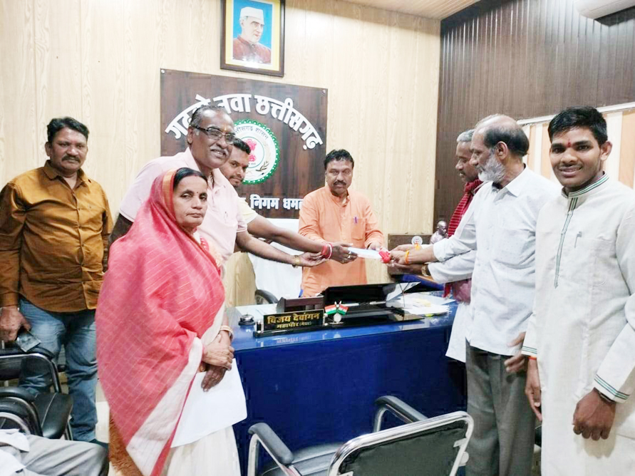 अयोध्या से आए अक्षत-आमंत्रण का वितरण