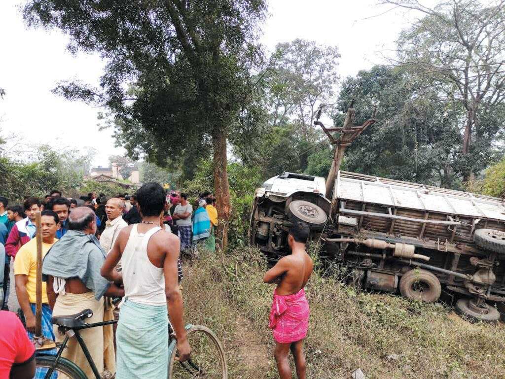 ट्रक खंभे से टकराकर पलटा