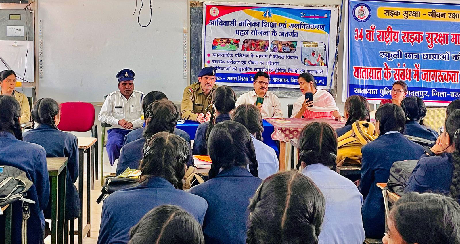 स्कूली बच्चों को दी सडक़ सुरक्षा की जानकारी