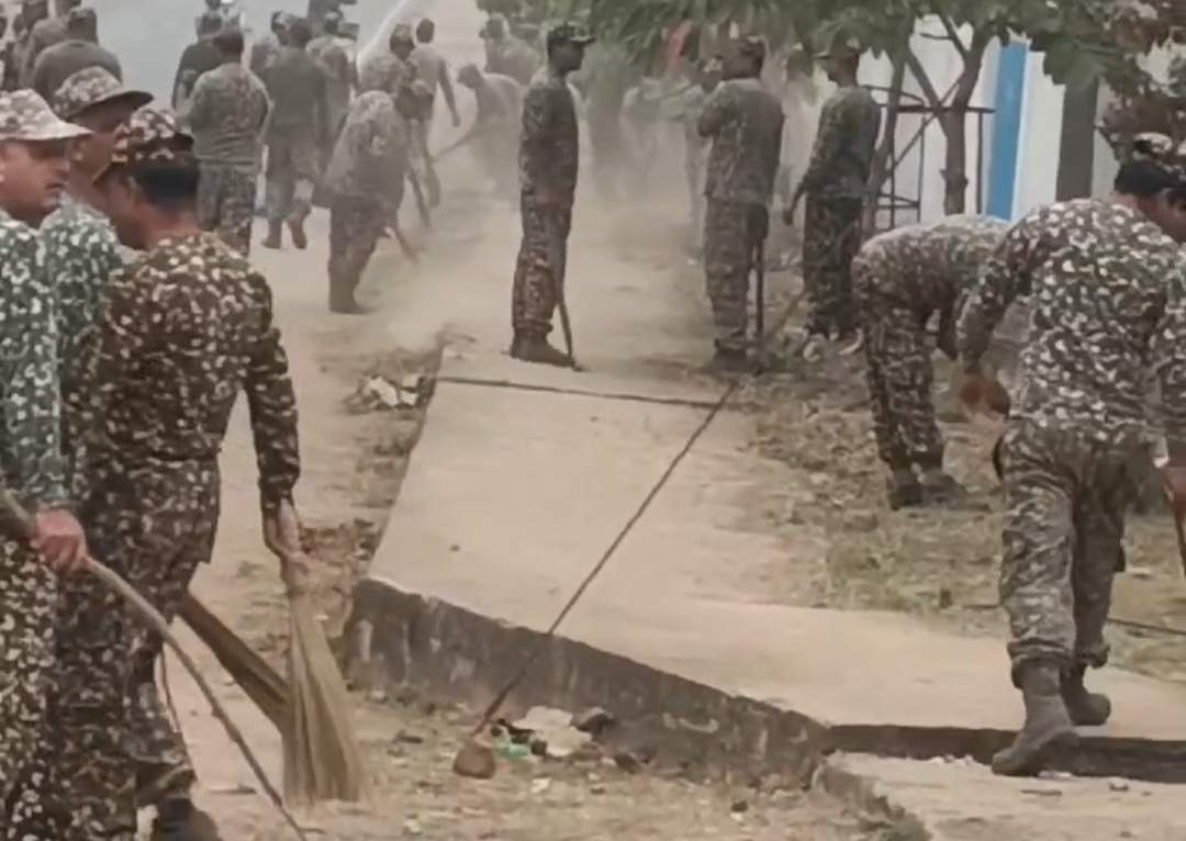 जवानों ने चलाया स्वच्छता अभियान जवानों ने चलाया स्वच्छता अभियान