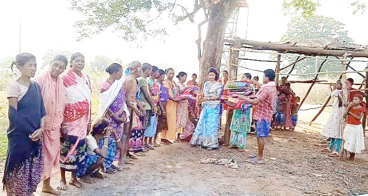 समाजसेविका ने जरूरतमंदों को बांटे कंबल