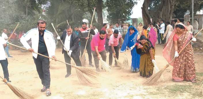 शीतला मंदिर में सामूहिक स्वच्छता अभियान शीतला मंदिर में सामूहिक स्वच्छता अभियान