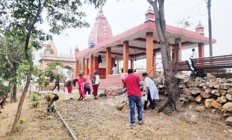पहाड़ पर चढक़र की गई मंदिर की सफाई पहाड़ पर चढक़र की गई मंदिर की सफाई
