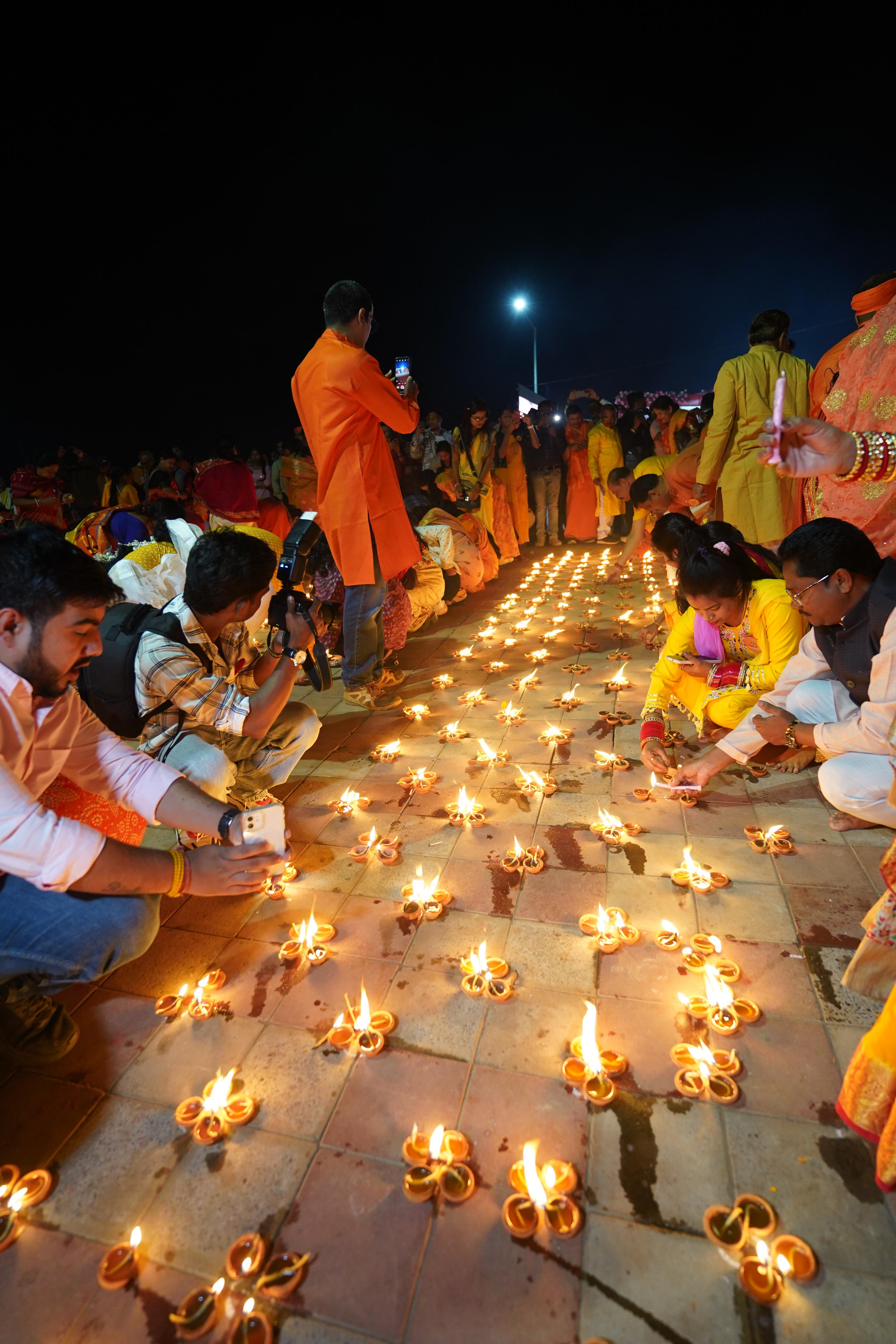 तीन लाख दीयों की रोशनी से जगमगाया दलपत सागर