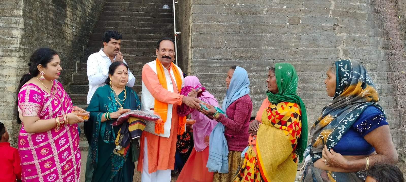 गरीबों को मिठाइयां व वस्त्रदान कर जन्मदिन को बनाया यादगार