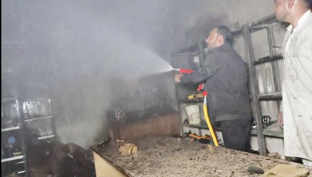 पार्ट्स दुकान में लगी आग, लाखों का समान खाक