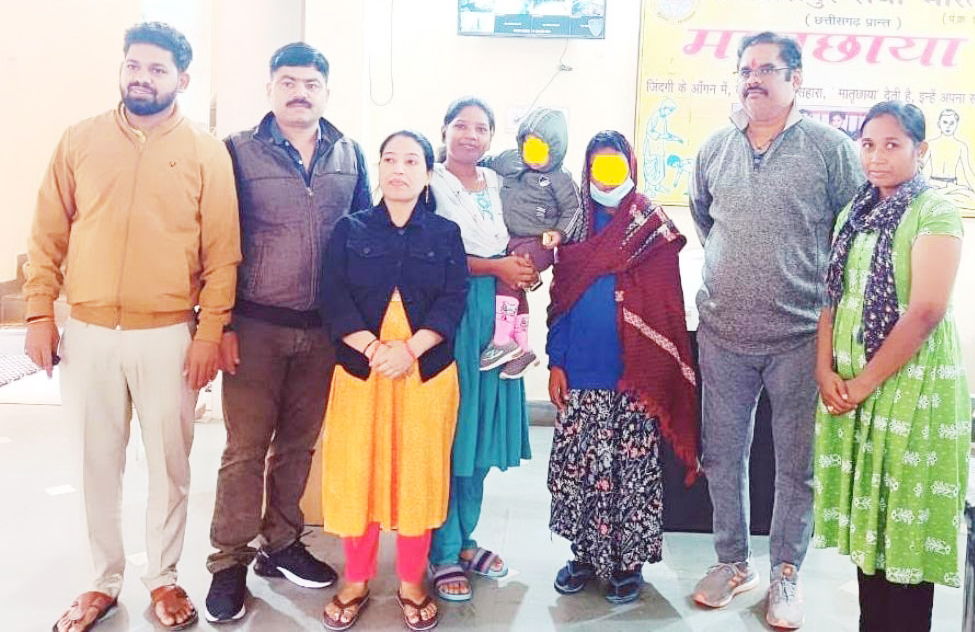 गरियाबंद में मिली मनोरोगी अपनी बच्ची के साथ गृह राज्य तेलंगाना पहुंची