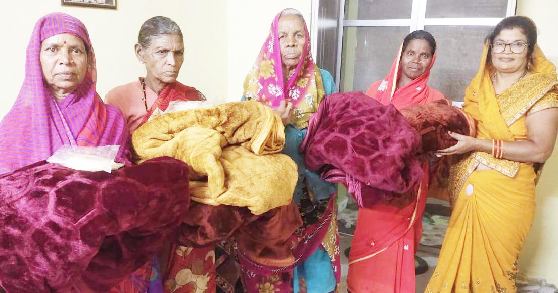 यशोदा ने गरीबों को कम्बल भेंट किया