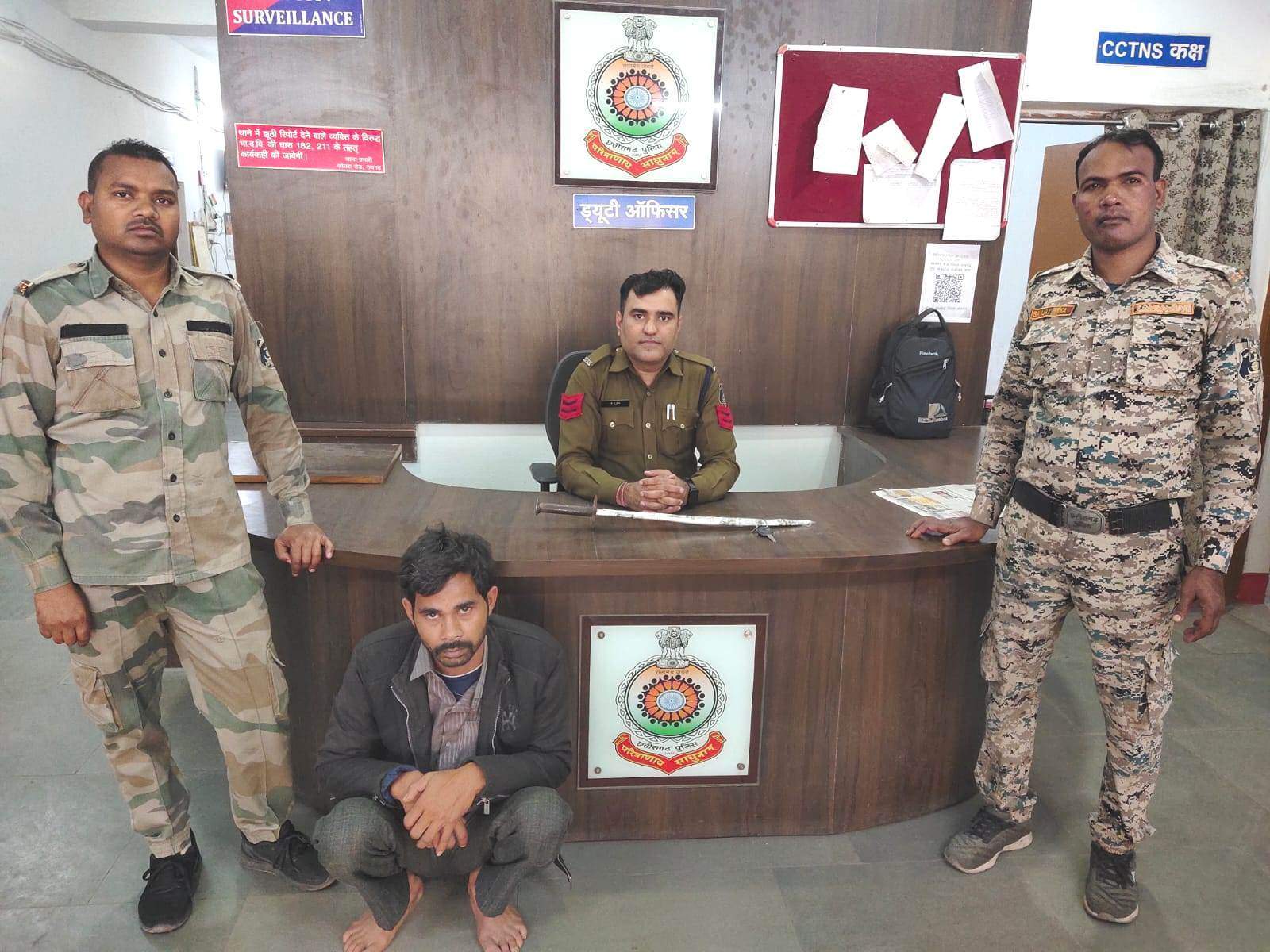 तलवार लहराते युवक को पुलिस ने पकड़ा तलवार लहराते युवक को पुलिस ने पकड़ा