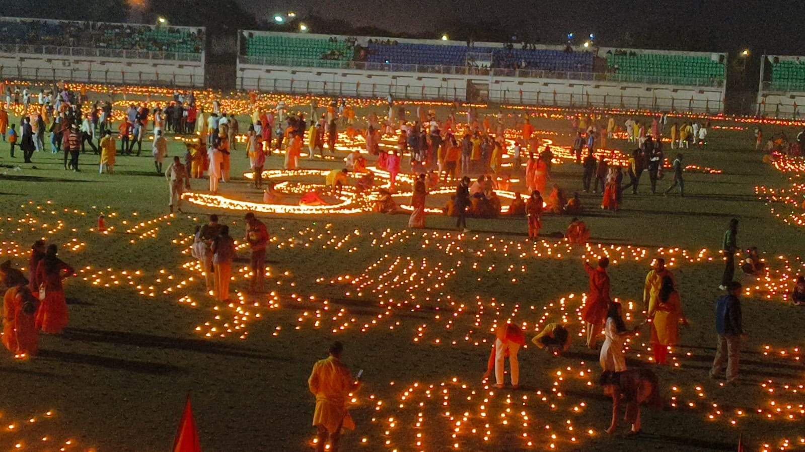 दीप से उकेरी प्रभु श्रीराम और ओम की आकृति