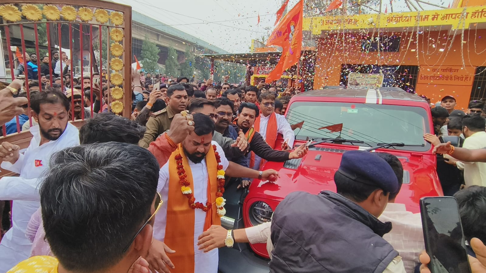 हैदराबाद विधायक टी. राजा बम्लेश्वरी के दर पर पहुंचे