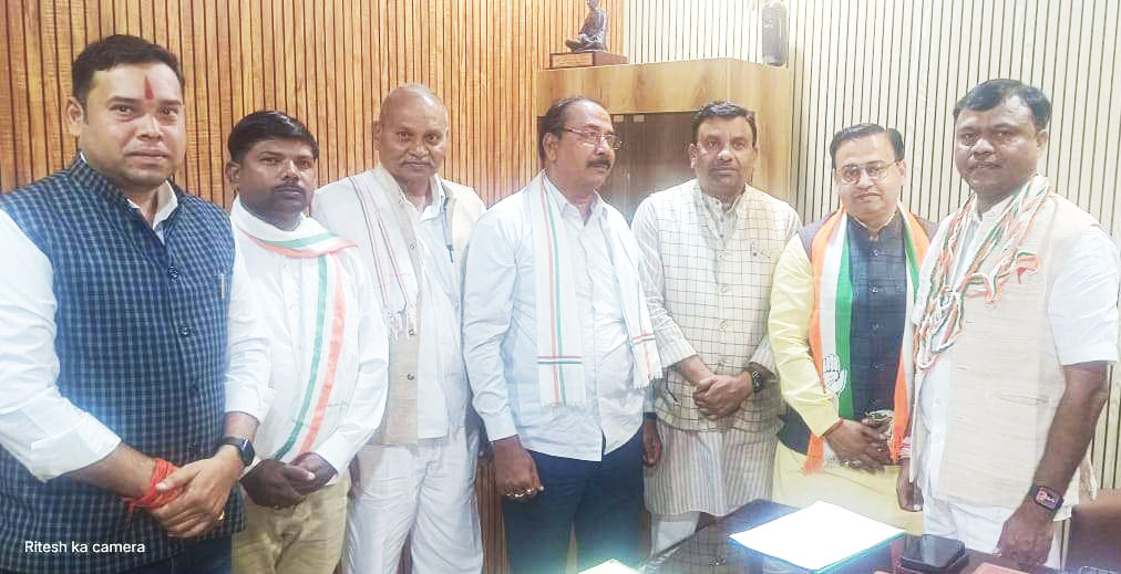 खुज्जी विधायक पर कार्रवाई के लिए ब्लॉक अध्यक्षों ने बनाया दबाव