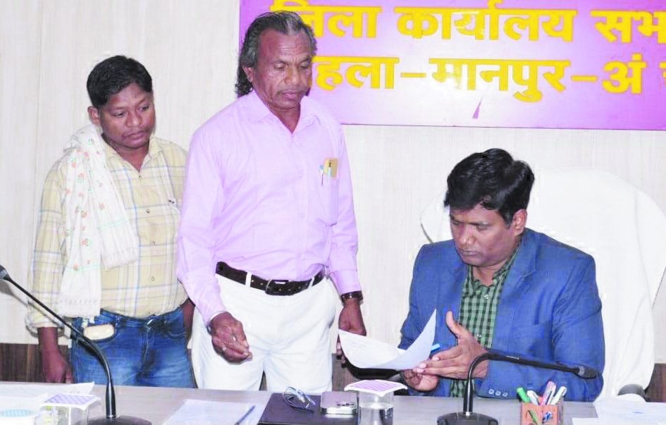 कलेक्टर ने सुनी आमजनों की समस्याएं