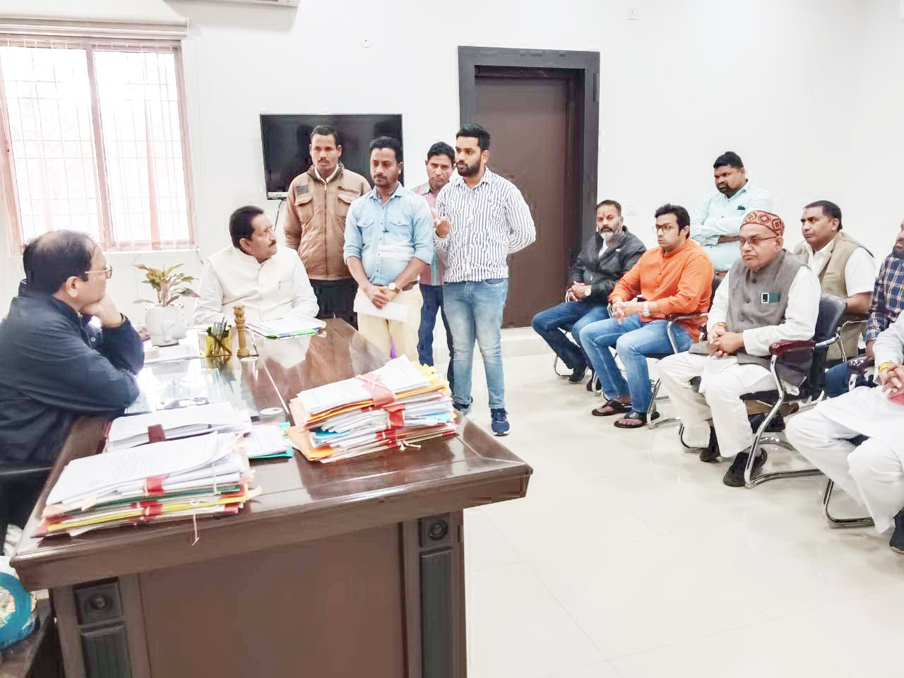 भारतमाला प्रोजेक्ट और मोखला में अतिक्रमण के मामले को लेकर कलेक्टर से मिले गिरीश