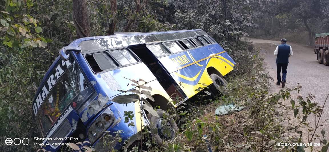  मिनी बस पलटी, बड़ा हादसा टला 