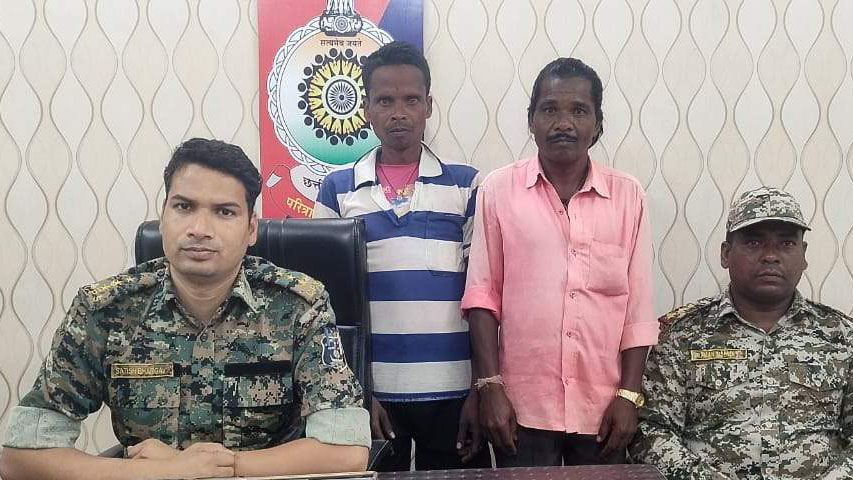 दो नक्सलियों का समर्पण दो नक्सलियों का समर्पण