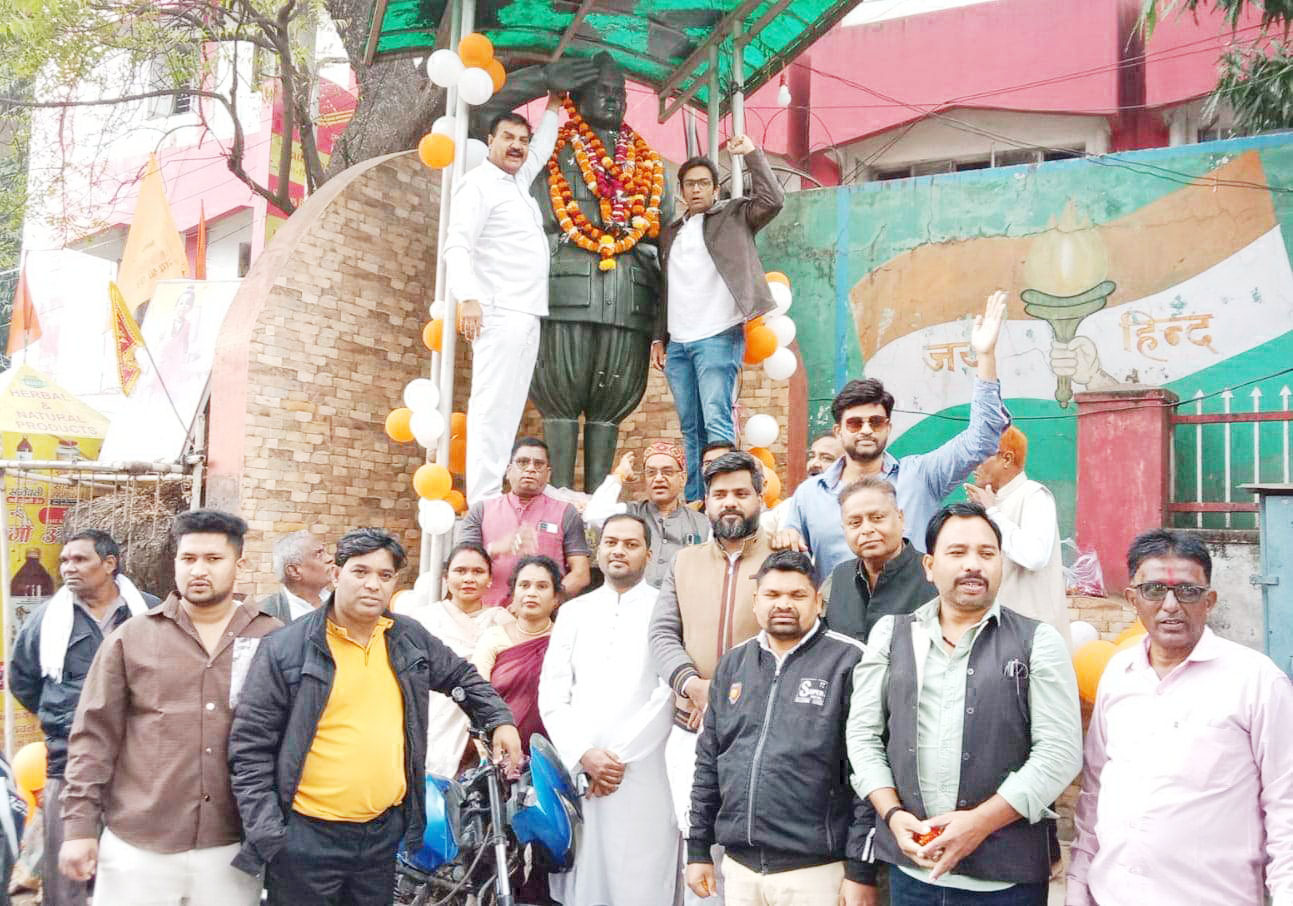 बोस की जयंती पर कांग्रेसियों ने  प्रतिमा पर किया माल्यार्पण