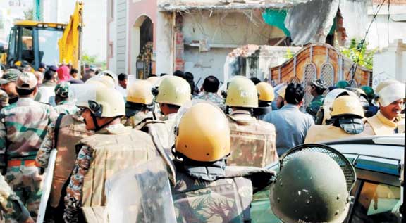 हत्या आरोपी के घर पर चला बुलडोजर हत्या आरोपी के घर पर चला बुलडोजर