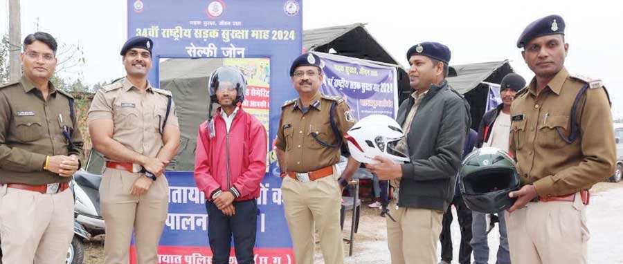 यातायात नियमों का पालन करने पर गुलाब फूल देकर सम्मान