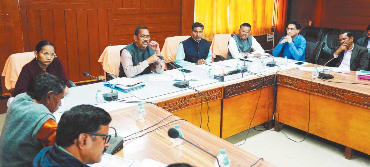 कमिश्नर ने अंदरूनी ईलाकों में मूलभूत सुविधाओं पर दिया बल