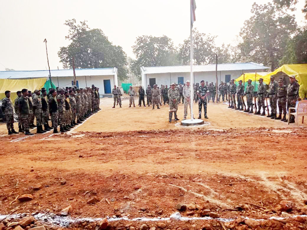 जहां कभी लगते थे लाल सलाम के नारे, वहां शान से लहराया तिरंगा