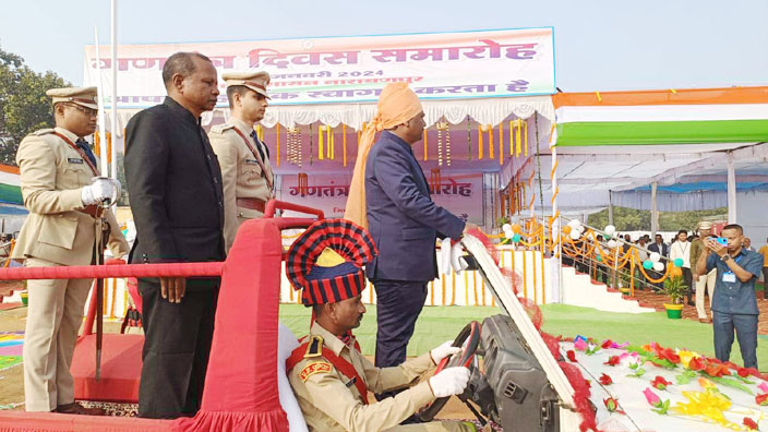केदार कश्यप ने किया ध्वजारोहण, विकास कार्यों पर आधारित झांकियों का हुआ प्रदर्शन