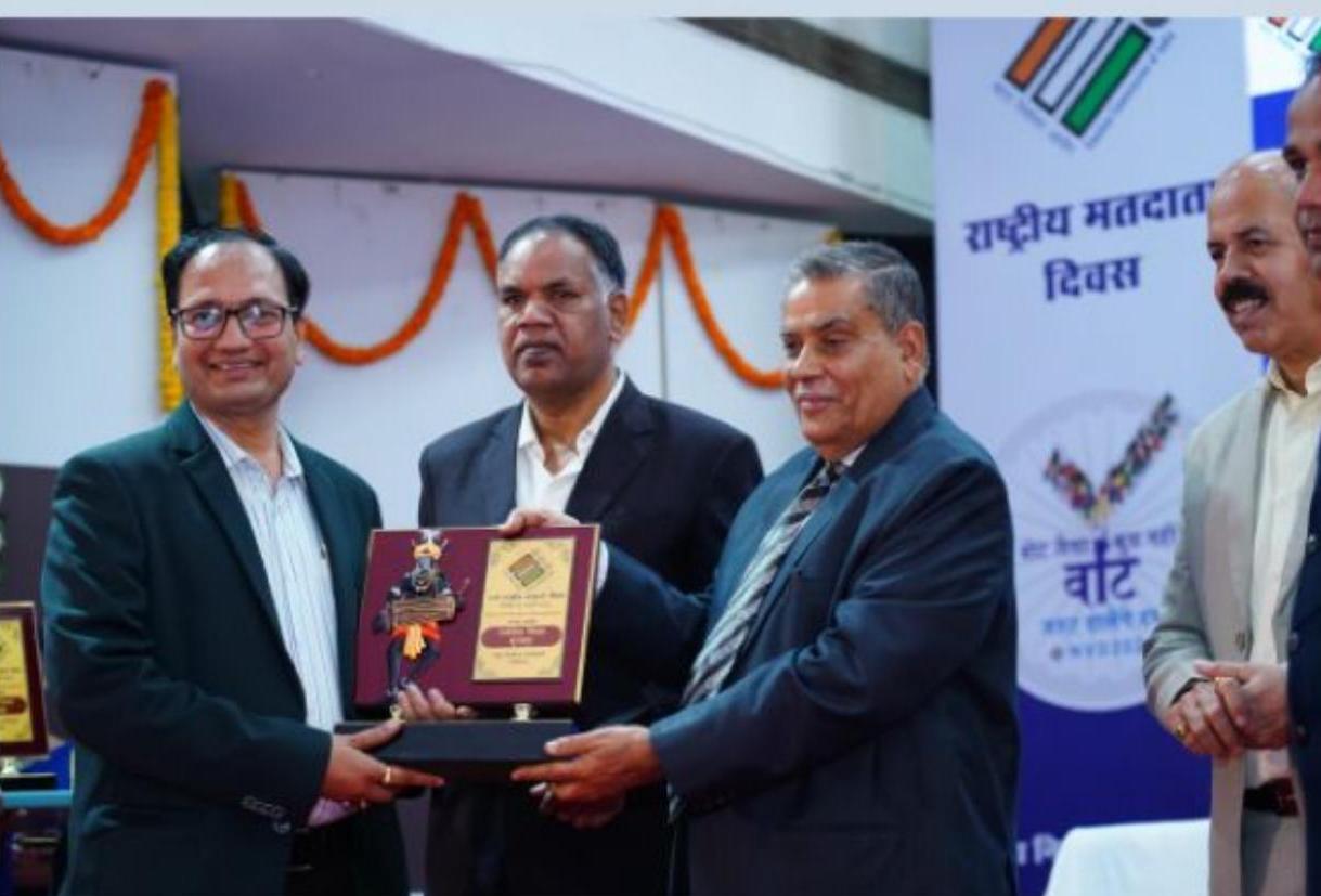 राष्ट्रीय मतदाता दिवस पर कलेक्टर अग्रवाल सम्मानित