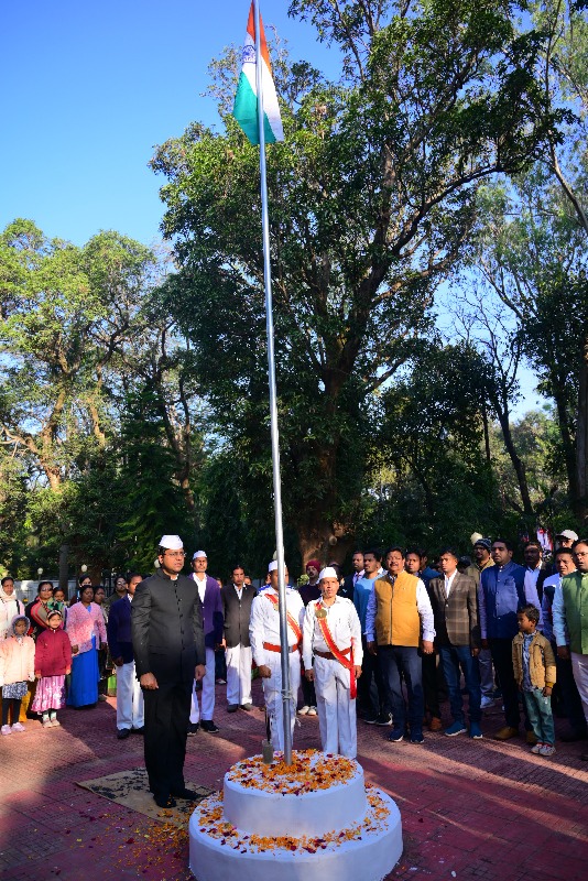 कलेक्टर ने किया ध्वजारोहण